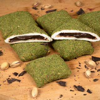 Бохча MAHMUTPASA с шоколадной пастой в молотой фисташке Бохча MAHMUTPASA с шоколадной пастой в молотой фисташке